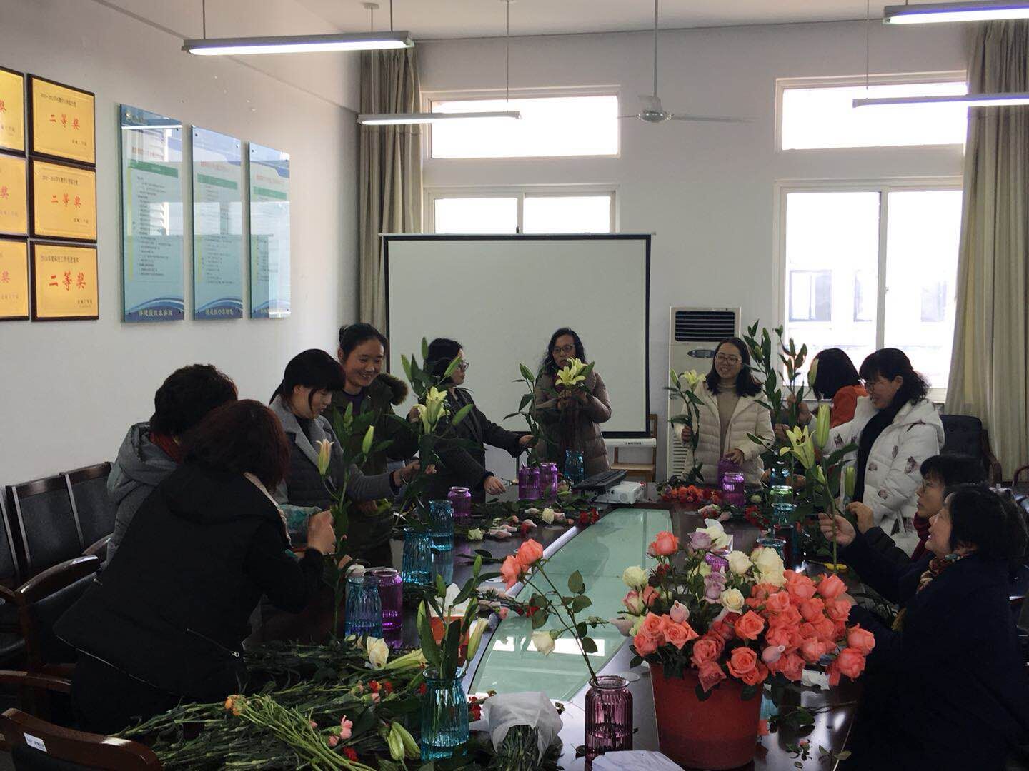 诸侯快讯1188女教师上得了讲堂,做得了科研,插得了花,棒棒哒! 诸侯快讯1188女教师上得了讲堂,做得了科研,插得了花,棒棒哒!